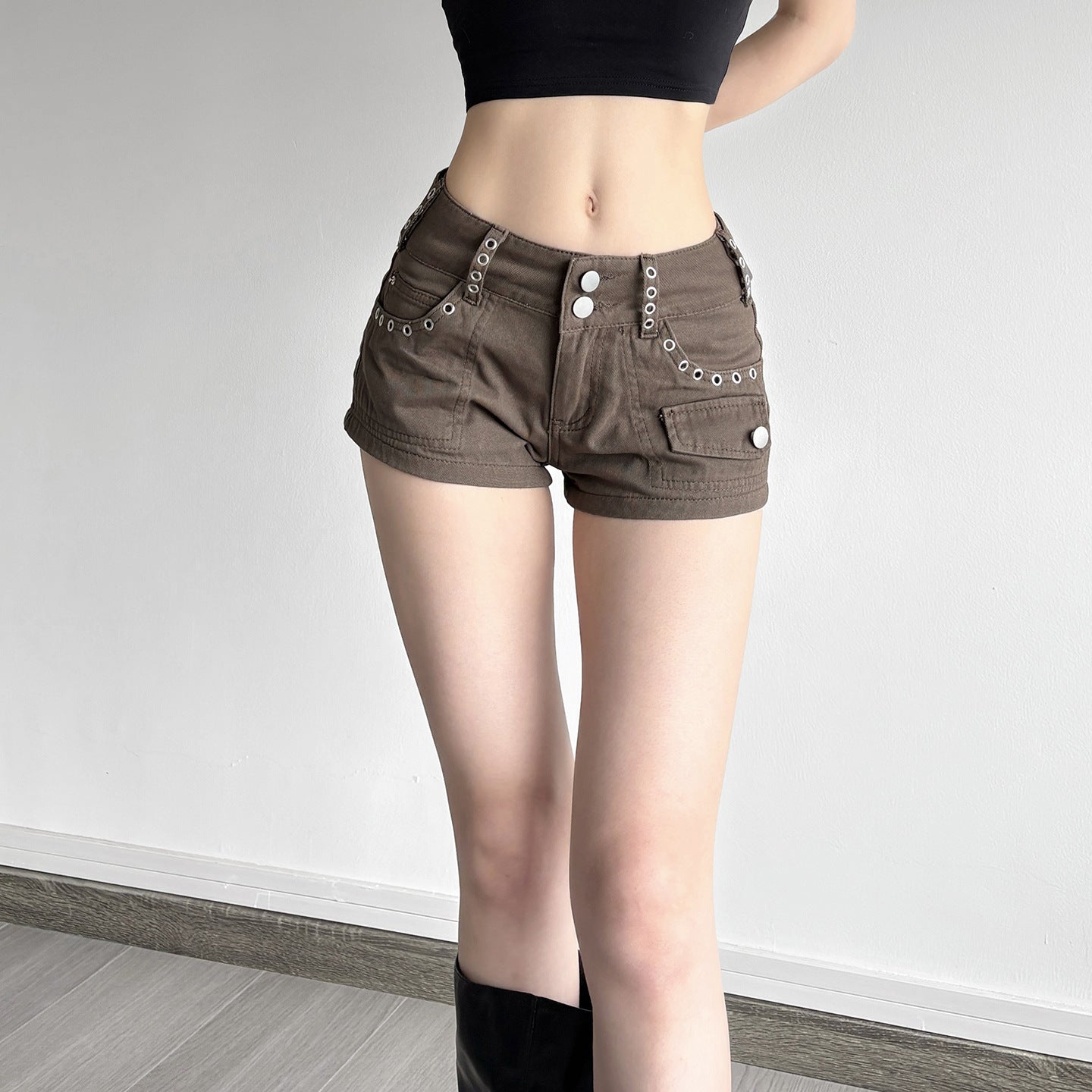 Vintage-Style Brown Low-Rise Denim Shorts
