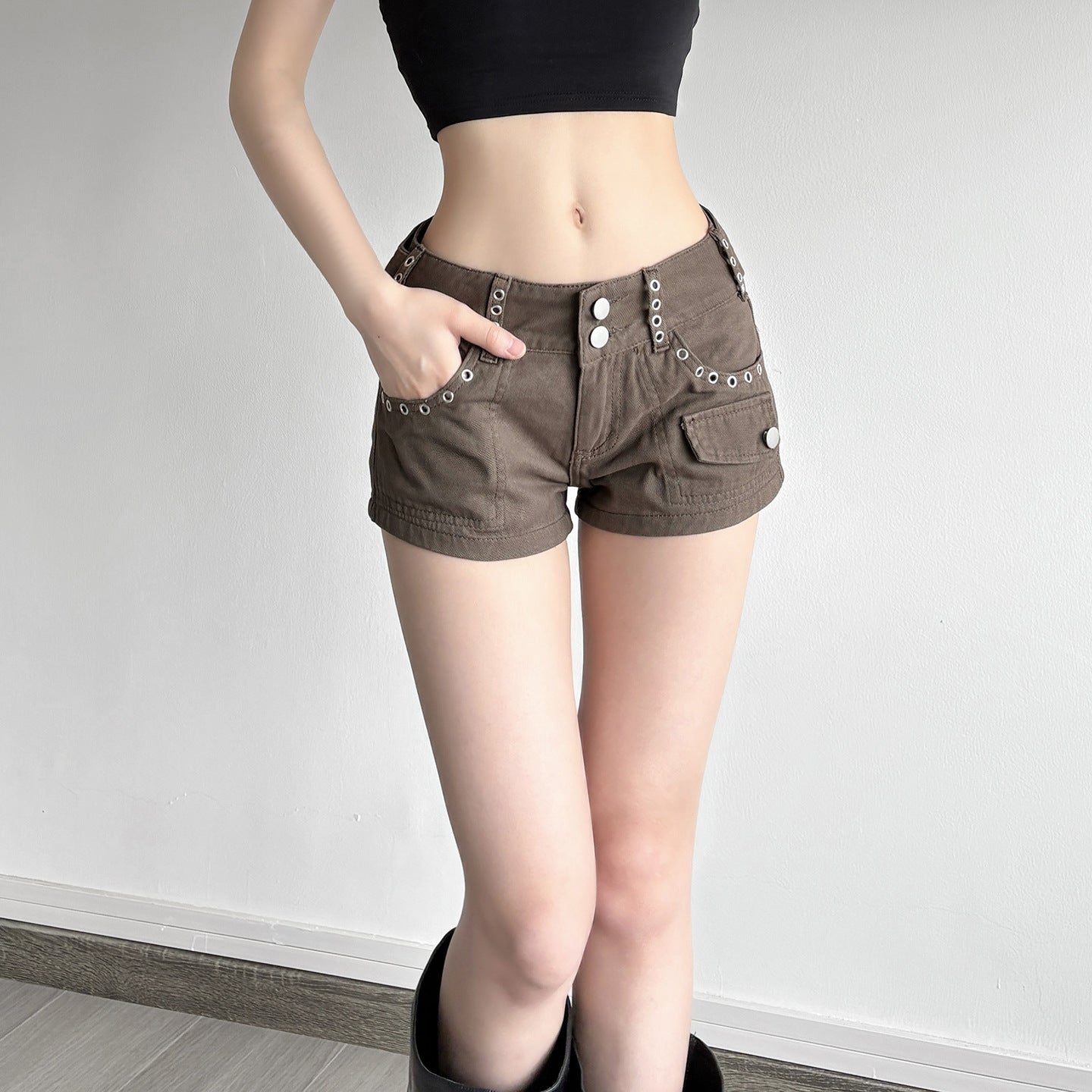 Vintage-Style Brown Low-Rise Denim Shorts